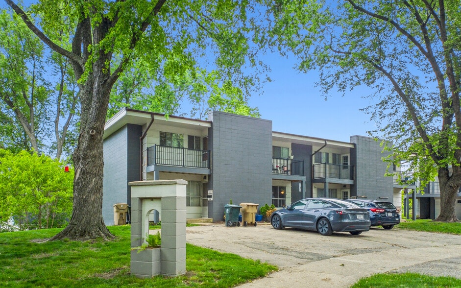 1109 Catalpa Cir, Madison, WI for sale - Building Photo - Image 3 of 10