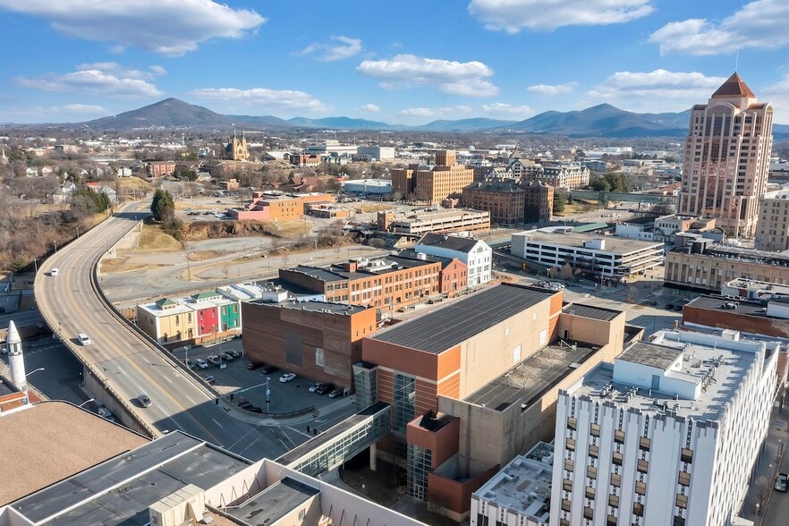 120 Salem Ave SW, Roanoke, VA for sale - Building Photo - Image 2 of 51