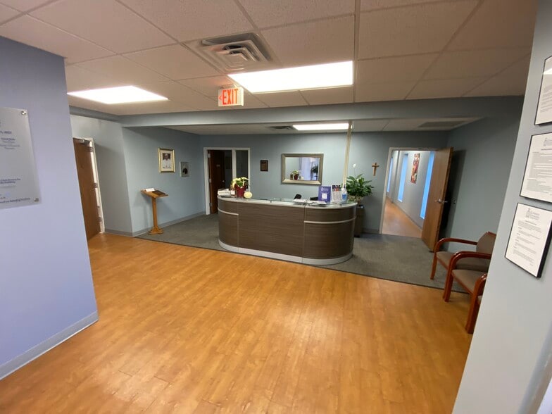 1132 Pickett Rd, Norfolk, VA for sale - Interior Photo - Image 2 of 10