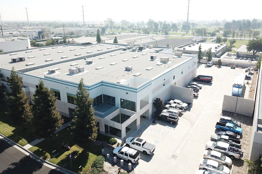 3660 San Gabriel River Pky, Pico Rivera, CA à louer - Photo du bâtiment - Image 1 de 2