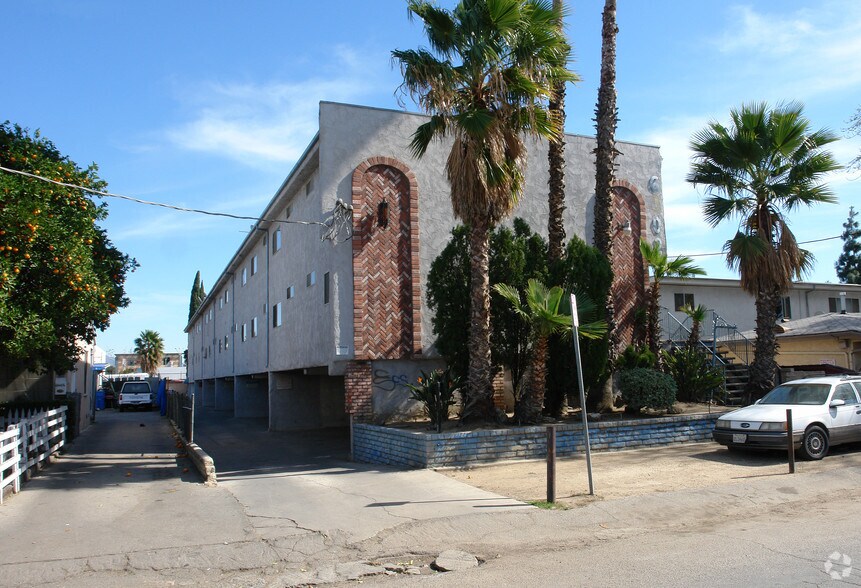 6902 Vesper Ave, Van Nuys, CA à vendre - Photo du bâtiment - Image 3 de 10