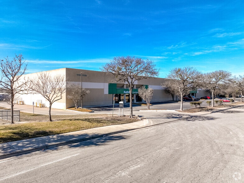 11105-11119 Landmark 35 Dr, San Antonio, TX for lease - Building Photo - Image 1 of 20