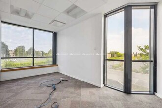Office in Saint-Bénigne for lease Interior Photo- Image 2 of 8
