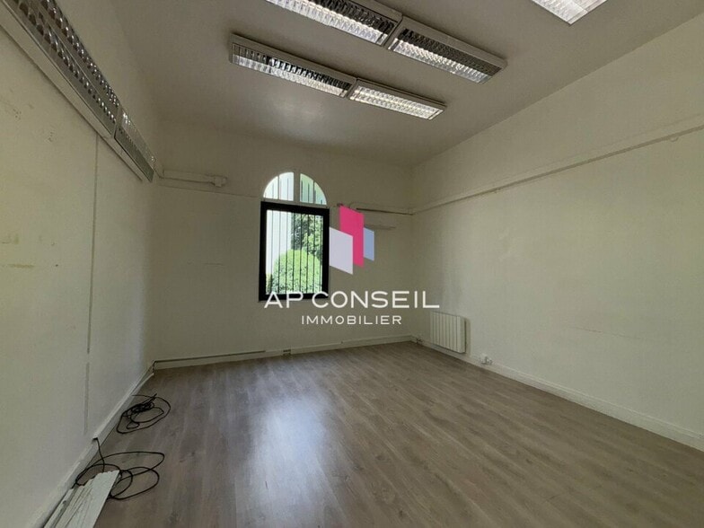 Office in Versailles for lease - Building Photo - Image 3 of 20