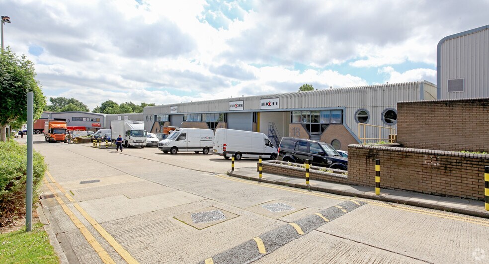 Victoria Rd, Londres à louer - Photo du bâtiment - Image 2 de 3