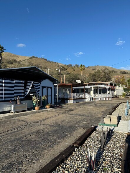 32303 E Trimmer Springs Rd, Sanger, CA à vendre - Photo du bâtiment - Image 2 de 11