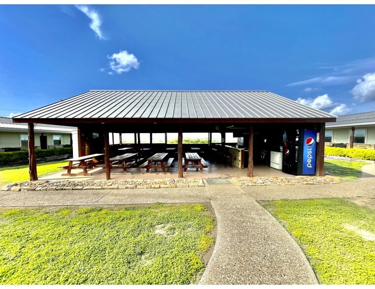 141 Jeff St, Three Rivers, TX for sale - Building Photo - Image 2 of 15