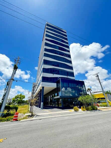 19790 W Dixie Hwy, Aventura, FL for sale - Building Photo - Image 2 of 9