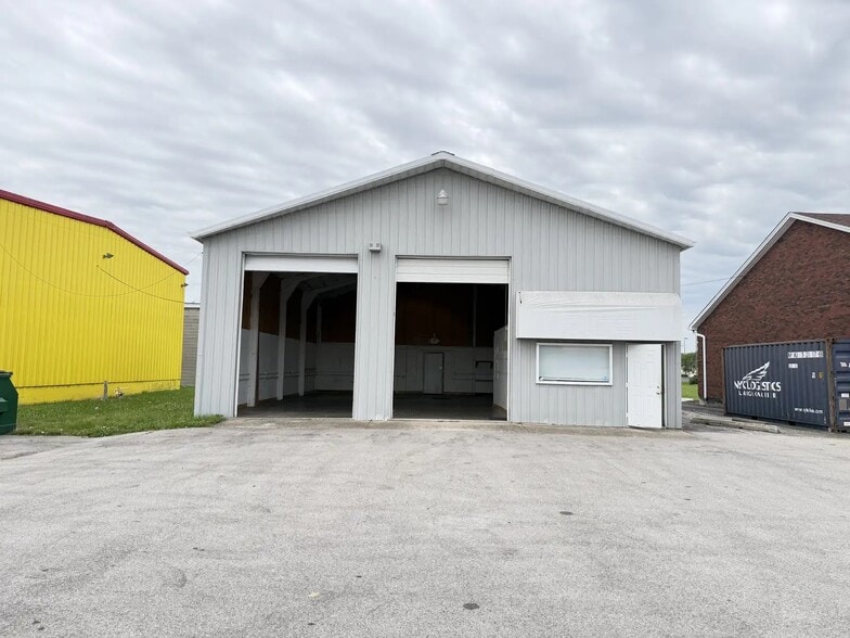 1427 Cedar St, Clarksville, IN for lease - Building Photo - Image 2 of 8