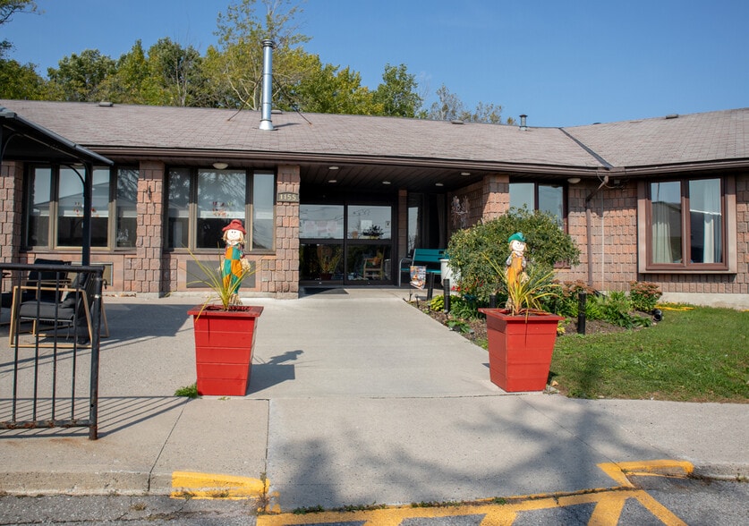 1155 Water St, Peterborough, ON à vendre - Photo du bâtiment - Image 3 de 10