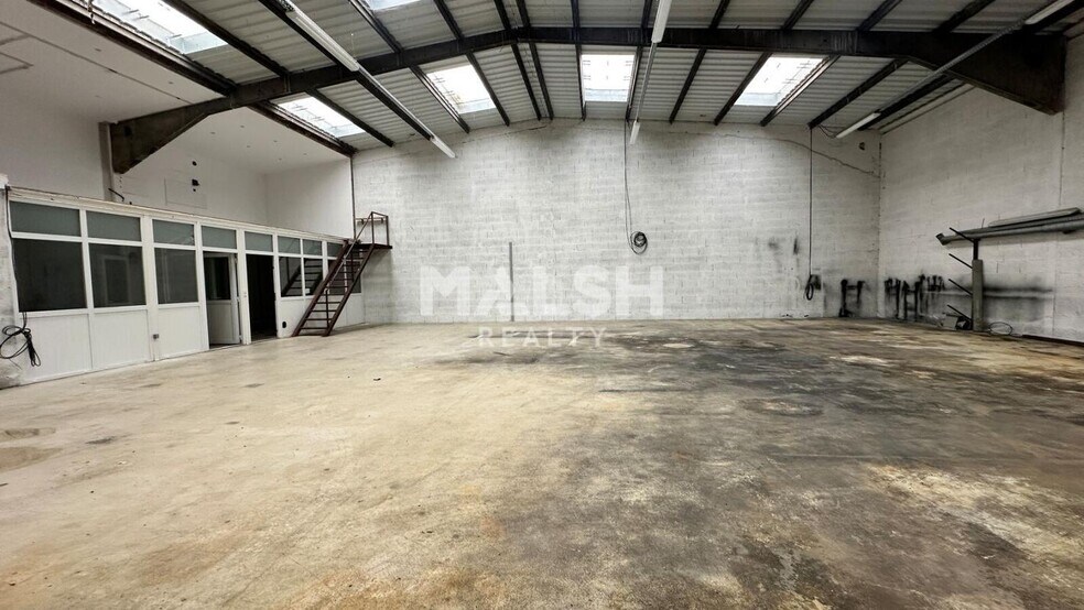 Flex in Meyzieu for lease - Building Photo - Image 3 of 5