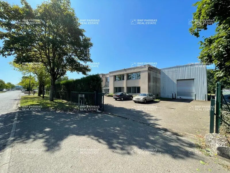 Flex in Coignières for sale Building Photo- Image 1 of 26