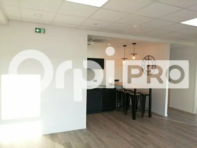 Office in Villefranche-sur-Saône for lease - Interior Photo - Image 2 of 9