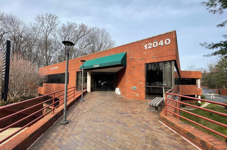 12040 S Lakes Dr, Reston, VA à louer - Photo du bâtiment - Image 3 de 8