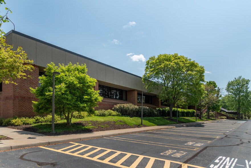 1500 State Farm Blvd, Charlottesville, VA à louer - Photo du bâtiment - Image 3 de 9