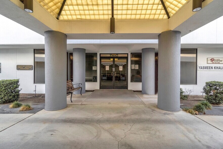 1260 E Almond Ave, Madera, CA à vendre - Photo du bâtiment - Image 2 de 58