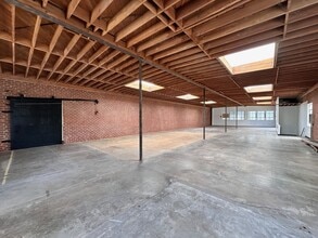 1327 S Olive St, Los Angeles, CA for lease Interior Photo- Image 1 of 24
