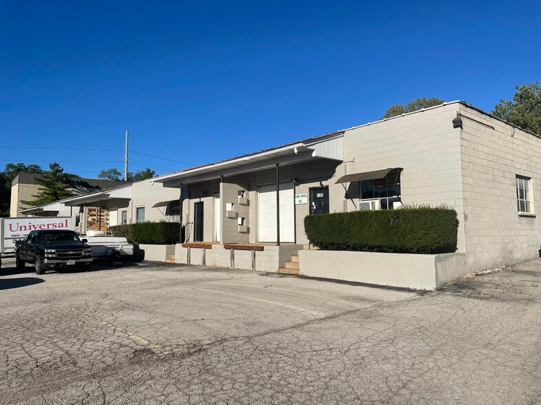 9410-9450 Watson Industrial Park Dr, Crestwood, MO for lease - Building Photo - Image 1 of 5