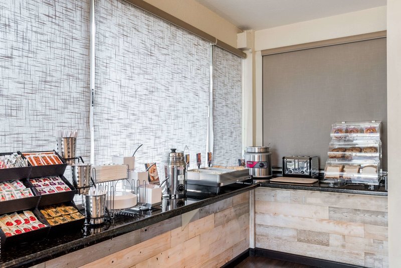 710 S Cherokee Ln, Lodi, CA à vendre - Photo du bâtiment - Image 3 de 35