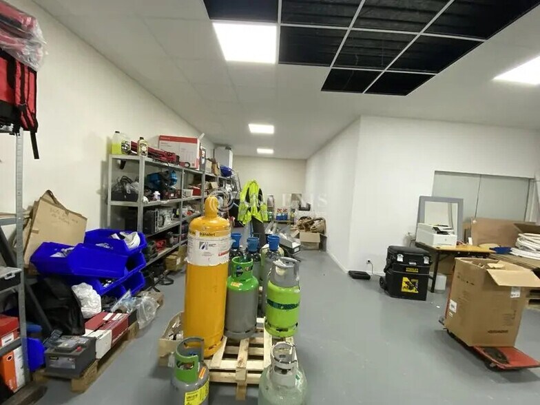 Flex in Montigny-le-Bretonneux for lease - Interior Photo - Image 2 of 5