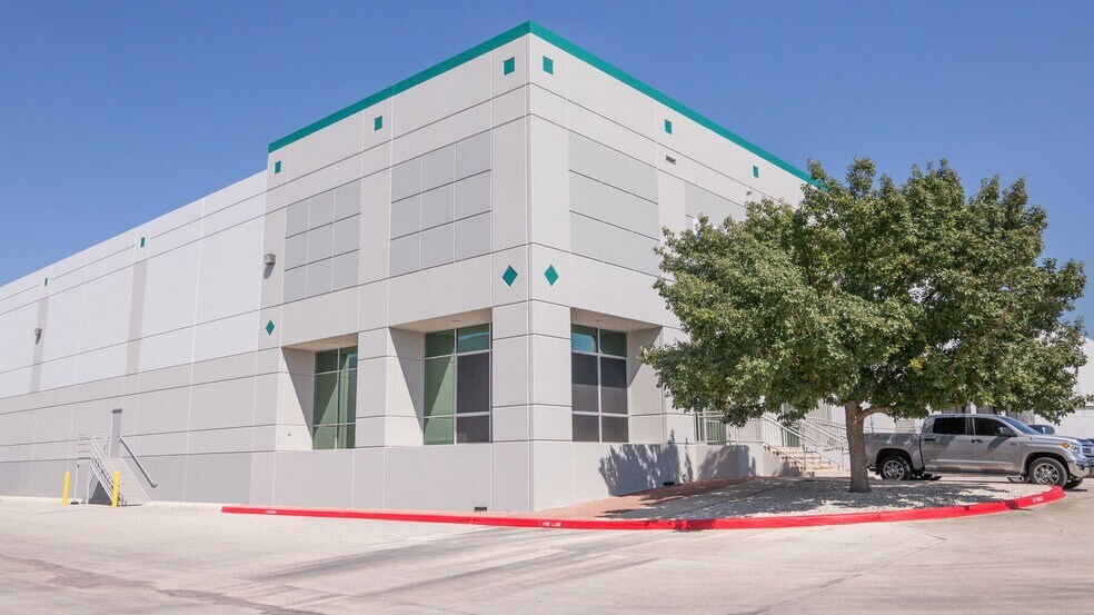 4940 Eisenhauer Rd, San Antonio, TX à louer - Photo du bâtiment - Image 2 de 5