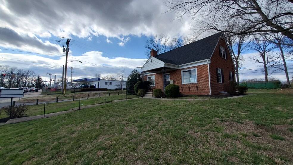 8 E Seminary Ave, Lutherville Timonium, MD for lease - Building Photo - Image 2 of 6