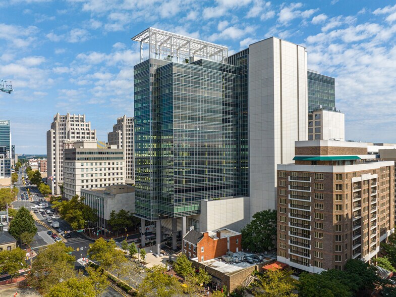 7373 Wisconsin Ave, Bethesda, MD à louer - Photo du bâtiment - Image 2 de 13