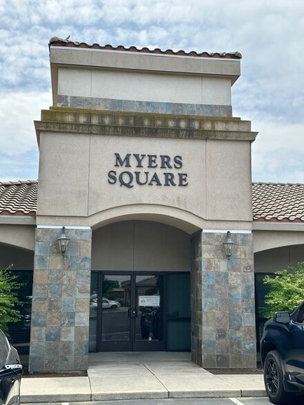 561 S Pinkham Rd, Visalia, CA for lease - Building Photo - Image 1 of 3