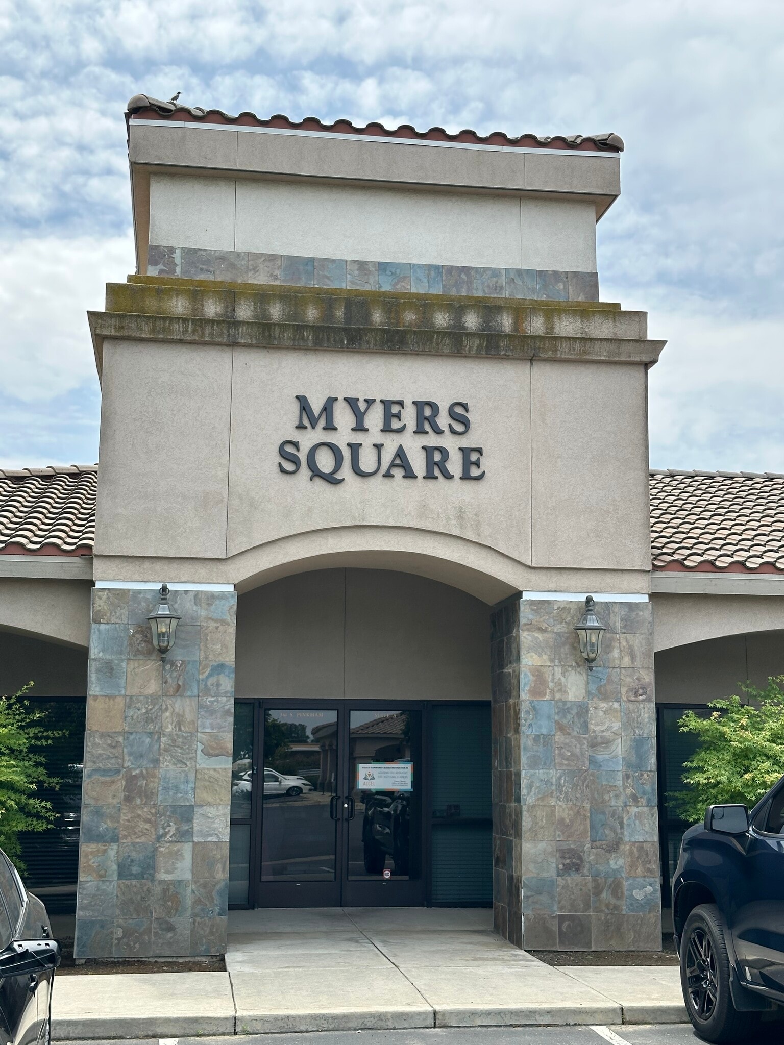 561 S Pinkham Rd, Visalia, CA for lease Building Photo- Image 1 of 4