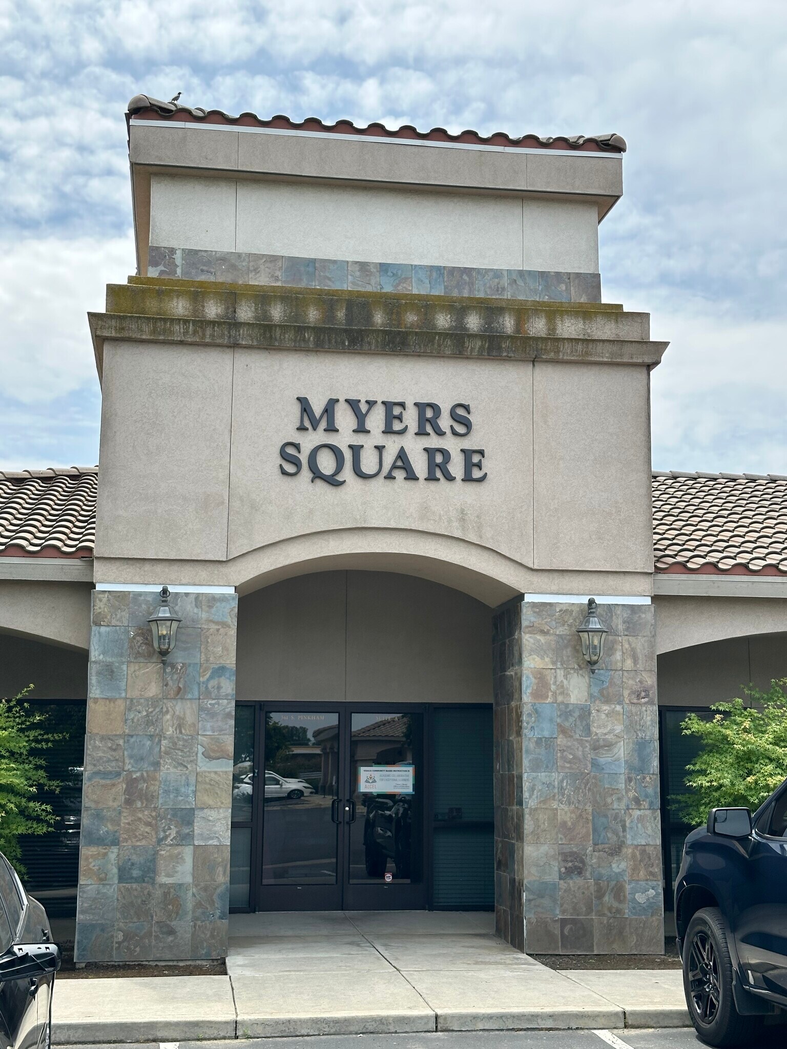 561 S Pinkham Rd, Visalia, CA à louer Photo du bâtiment- Image 1 de 4