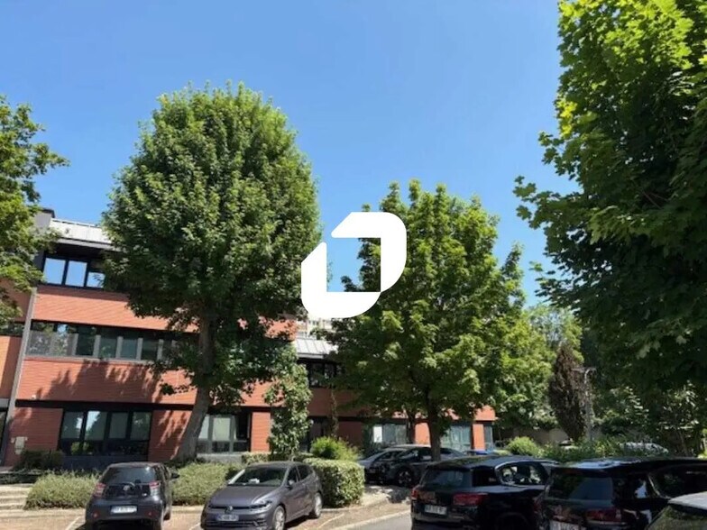 Bureau dans Saint-Ouen-sur-Seine à louer - Photo du bâtiment - Image 2 de 12