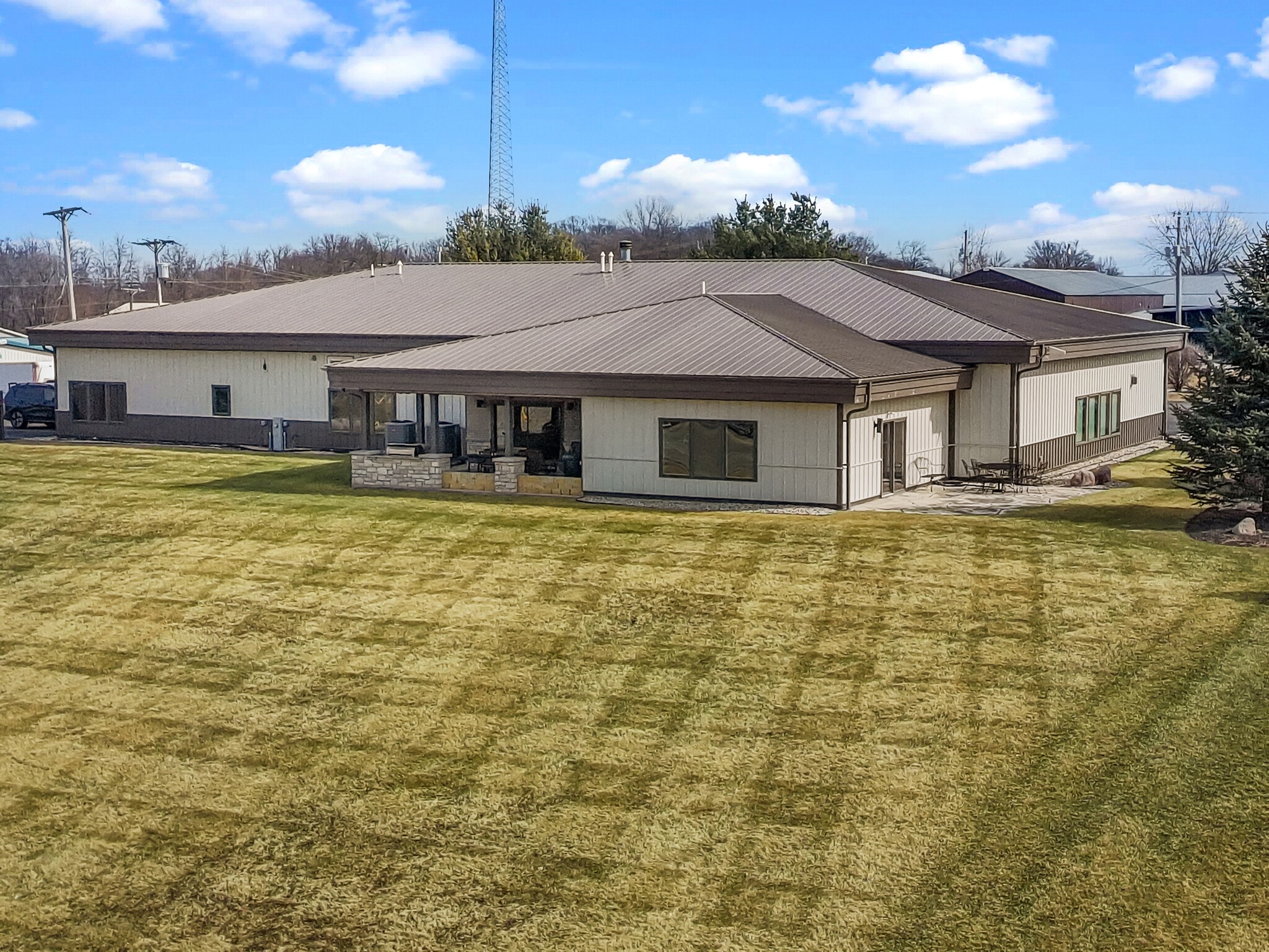 2492 Crest Dr, Lake Geneva, WI for sale Primary Photo- Image 1 of 45
