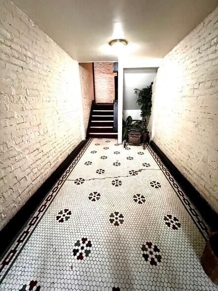 6806 S Clyde Ave, Chicago, IL à vendre - Photo intérieure - Image 2 de 7