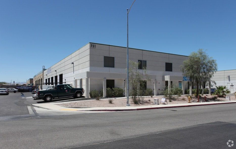 759 Middlegate Rd, Henderson, NV à louer - Photo du bâtiment - Image 2 de 37