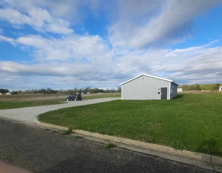 1305 Kitson St, Sturgis, MI à vendre - Photo du bâtiment - Image 2 de 11