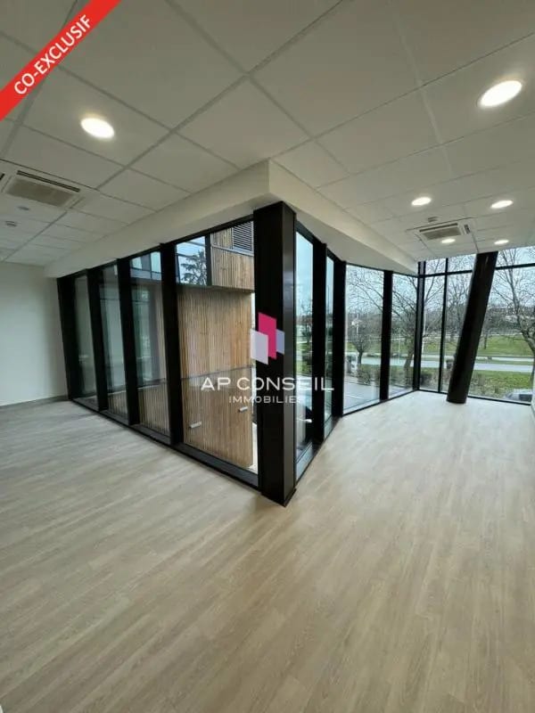 Office in Le Port-Marly for lease Building Photo- Image 1 of 10