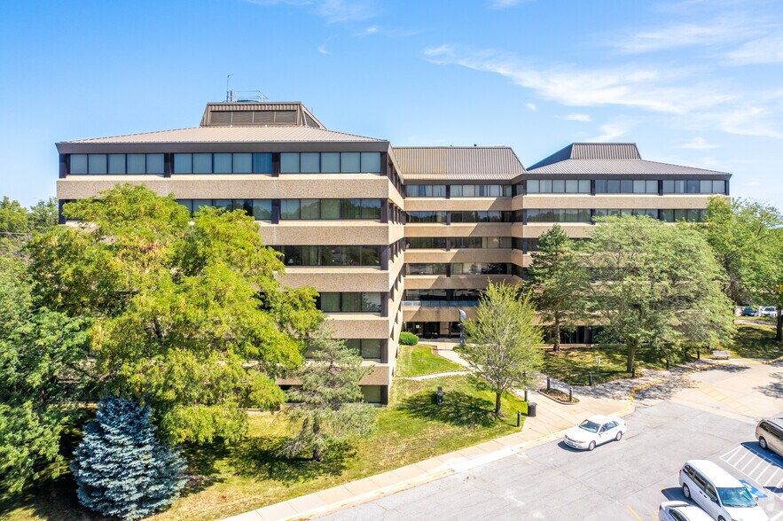 6200 Aurora Ave, Urbandale, IA à louer - Photo du bâtiment - Image 2 de 9