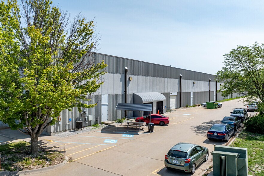 5240 S 19th St, Lincoln, NE à louer - Photo du bâtiment - Image 2 de 10