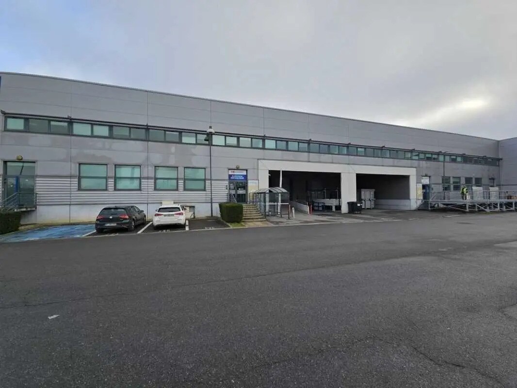 Office in Ivry-sur-Seine for lease Building Photo- Image 1 of 12