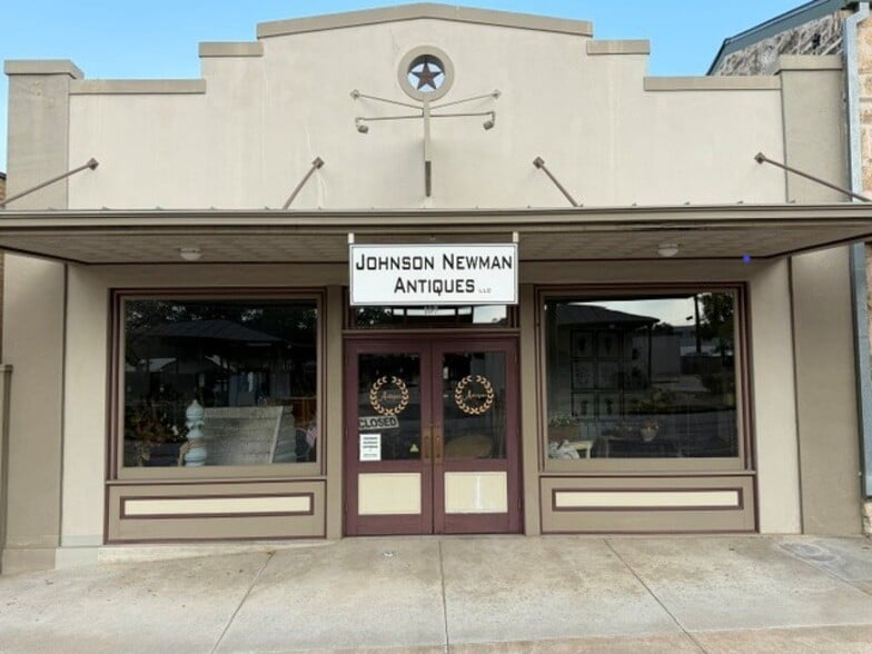 105 N Llano Street st, Fredericksburg, TX à vendre - Photo du bâtiment - Image 3 de 5