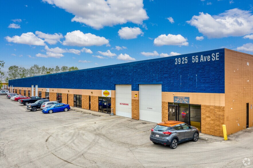 3925 56th Ave SE, Calgary, AB à louer - Photo principale - Image 1 de 4