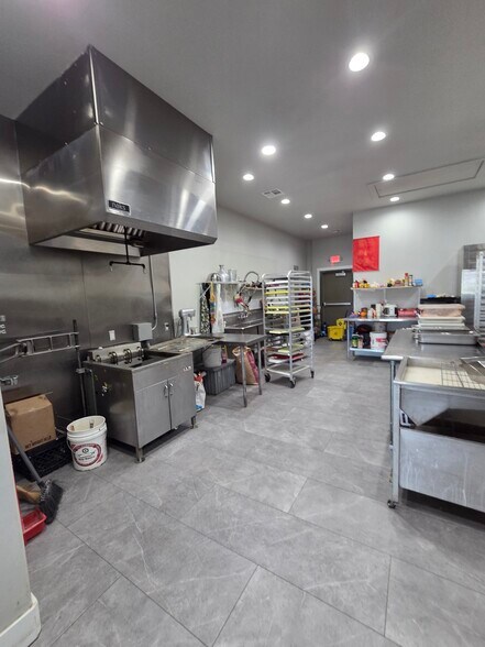 711 E St, Elgin, OK à louer - Photo du bâtiment - Image 3 de 8