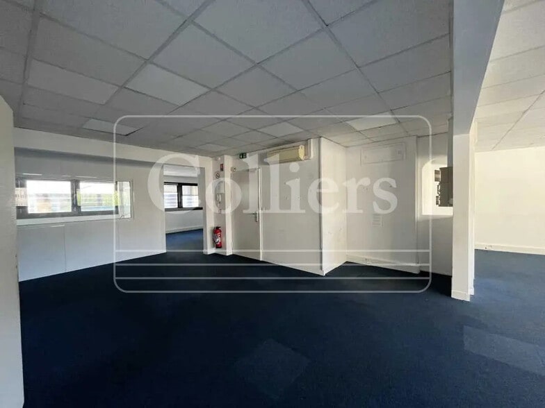 Office in Marseille for lease - Building Photo - Image 3 of 8