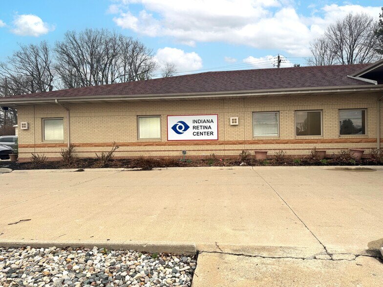 7802 W Jefferson Blvd, Fort Wayne, IN à louer - Photo du bâtiment - Image 2 de 8