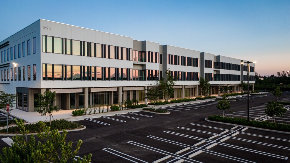 1695 NW 110th Ave, Miami, FL à louer - Photo du bâtiment - Image 2 de 7