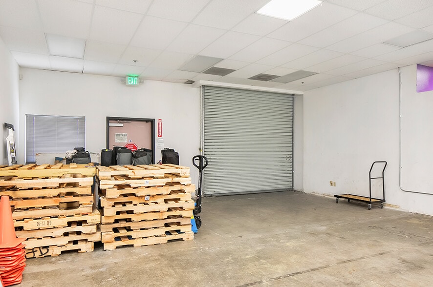 40880, 40935 & 40945 County Ctr Dr portfolio of 3 properties for sale on LoopNet.ca - Interior Photo - Image 2 of 6