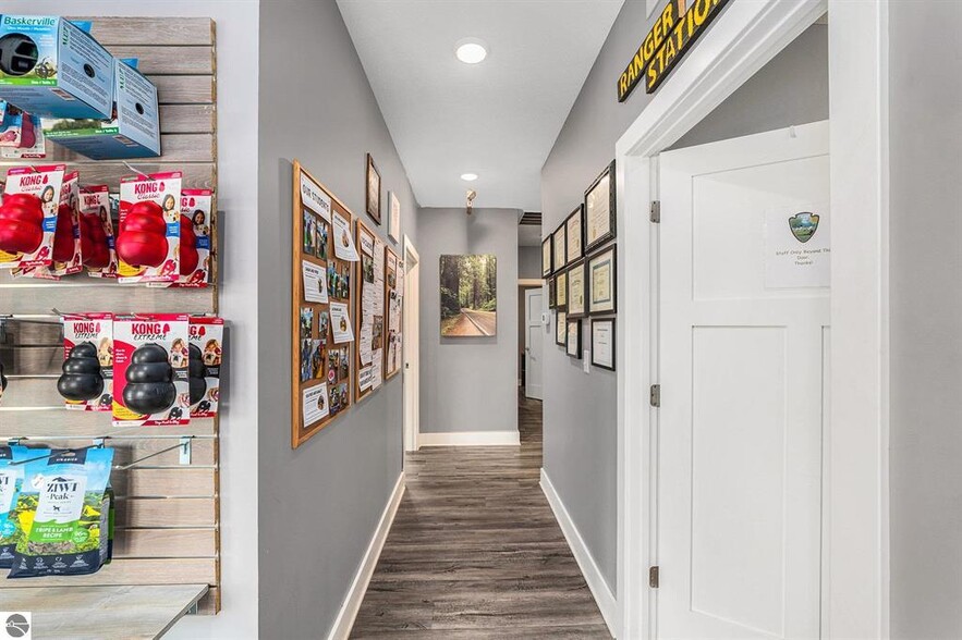 1859 Southpeak Dr, Traverse City, MI for sale - Interior Photo - Image 3 of 22