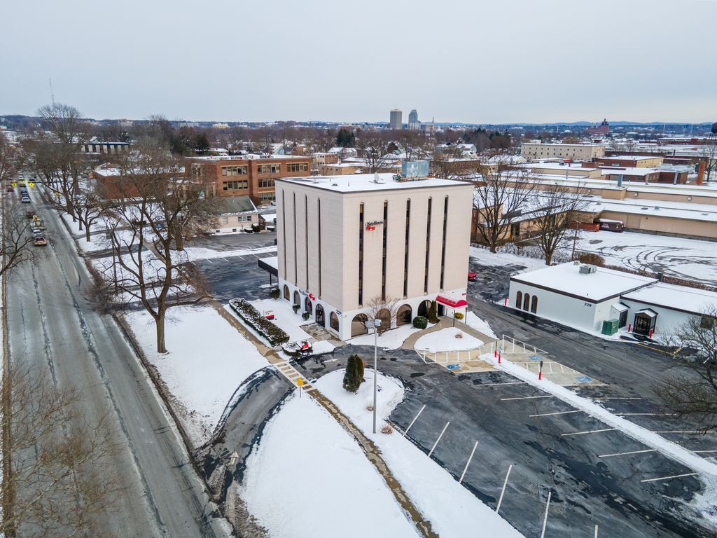 Park Tower portefeuille de 4 propriétés à vendre sur LoopNet.ca Photo du bâtiment- Image 1 de 32