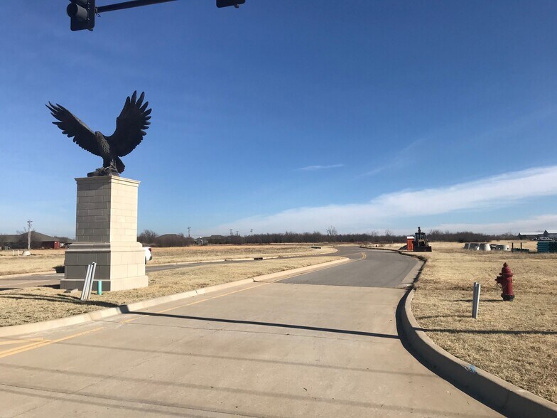 Hundred Oaks Dr, Edmond, OK à vendre - Photo du bâtiment - Image 1 de 6