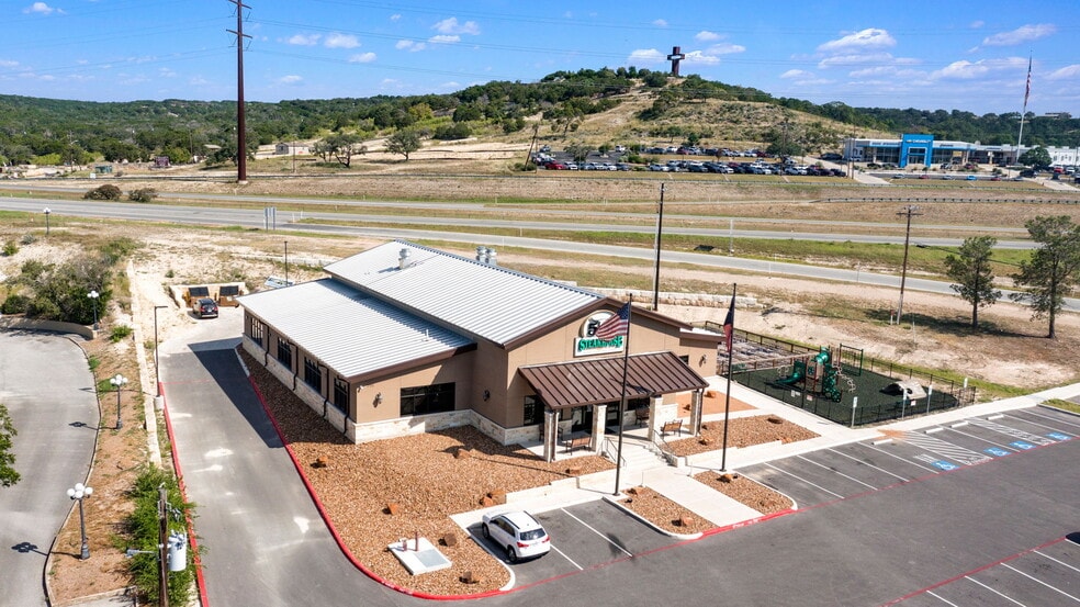 2132 Sidney Baker St, Kerrville, TX à louer - Photo du bâtiment - Image 2 de 24